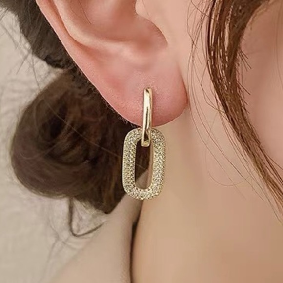 💎 BOGO❗️ PRICE🔻Minimalist Geometric Gold Toned links Earrings - Picture 2 of 5